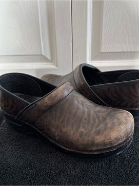 Dansko Women’s Brown Leopard-Print Slip-On Clogs